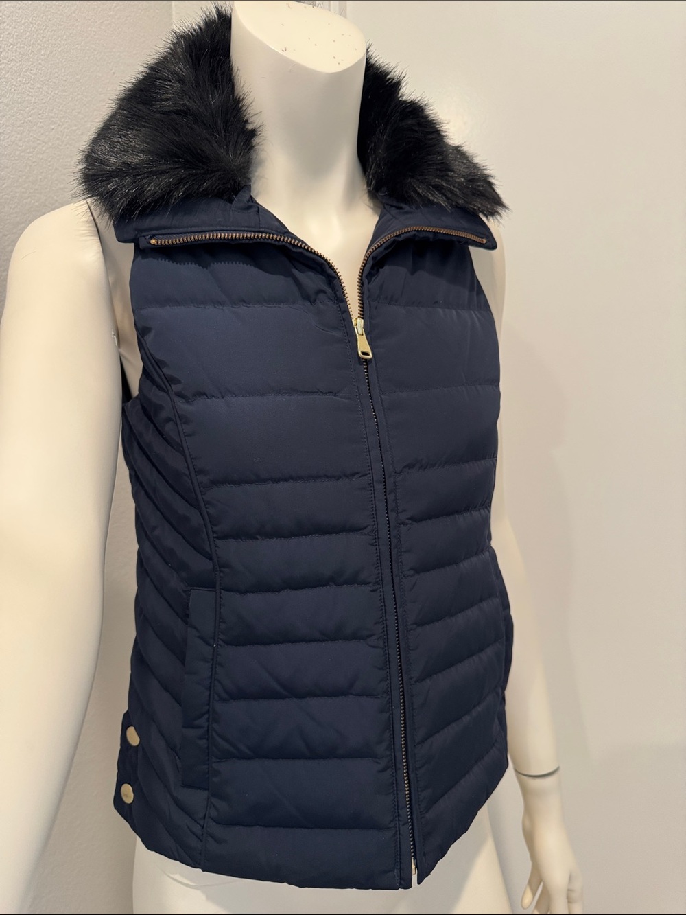 FAUX FUR COLLAR DOWN PUFFER
VEST Navy Quilted Vest with Black Faux Fur Collar